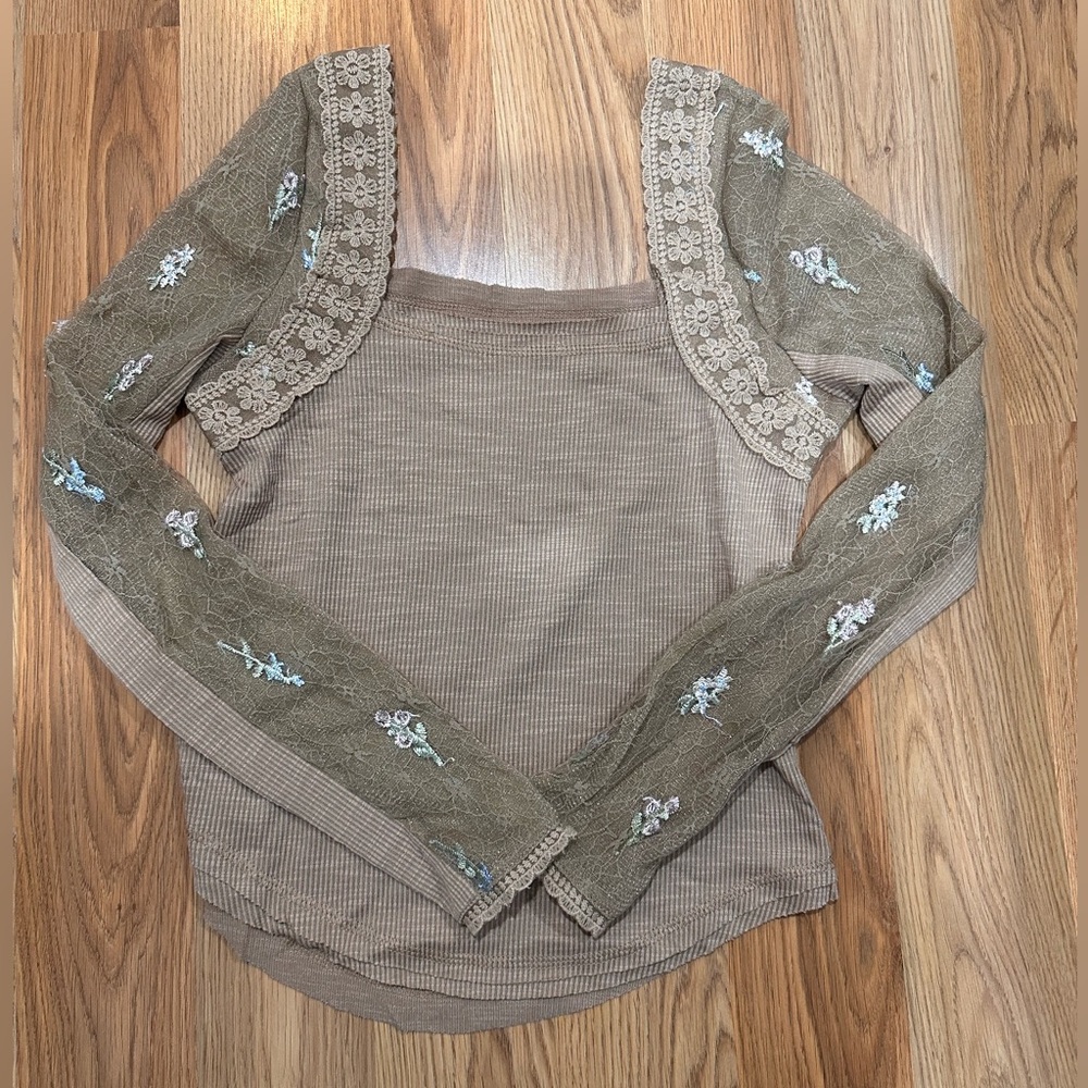 Ribbed lace embroidered top